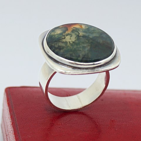 Bent Knudsen; A silver ring with moss agates Bent Knudsen; A silver ring with moss agates